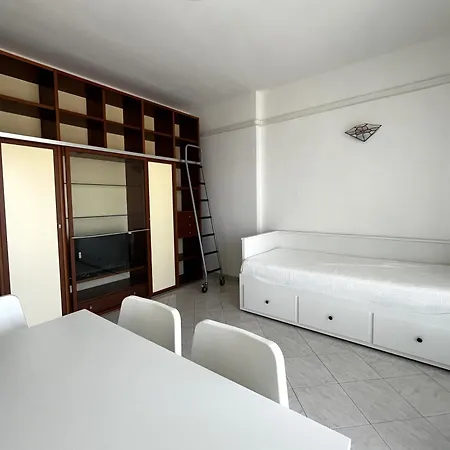 Bilocale Con Parcheggio Privato Vicino La Stazione Apartment